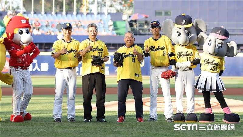 兄弟傳奇球星陳義信、王俊郎受邀替龍象大戰開球。（圖／記者劉彥池攝影）