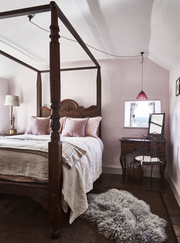 11) Pink bedroom ideas: anchoring with antiques