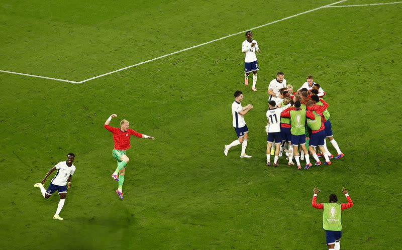 Foto del miércoles del futbolista inglés Ollie Watkins celebrando con sus compañeros tras marcar ante Países Bajos