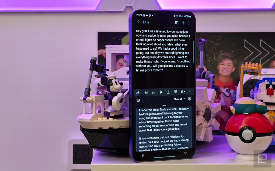 <p>Galaxy AI's writing assist helps rewrite your message in several styles.</p>
