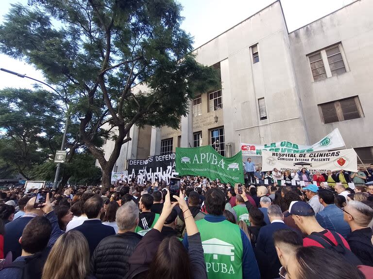 ABRAZO AL HOSPITAL DE CLÍNICAS JOSÉ DE SAN MARTÍN - UBA.
En defensa de los hospitales universitarios y la salud pública de calidad