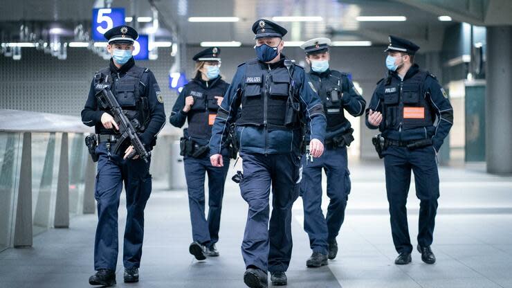 Beamte der Bundespolizei gehen durch den Berliner Hauptbahnhof. Foto: dpa