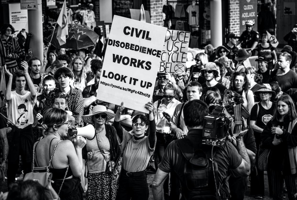 "La désobéissance civile marche " assure sur cette pancarte cette militante australienne d'Extinction Rebellion. <a href="https://www.shutterstock.com/fr/image-photo/rebellion-day-brisbane-australia-july-2009-1487980760" rel="nofollow noopener" target="_blank" data-ylk="slk:Ramji Creations/Shutterstock;elm:context_link;itc:0;sec:content-canvas" class="link ">Ramji Creations/Shutterstock</a>