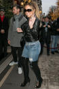 <p>Mariah Carey se robó las miradas en París con estos ajustadísimos jeans que a sus 48 años la hicieron ver muy sexy y juvenil.Unas botas de cuero y una chaqueta negra completaron el look matador/Getty Images </p>