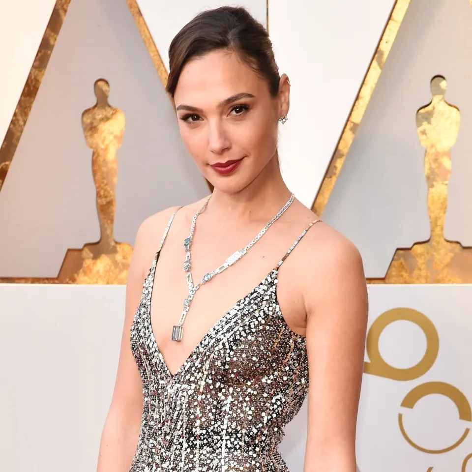 At the Oscars, actress Gal Gadot arrived with a risk-taking necklace and daring gown, stealing the show on the red carpet.