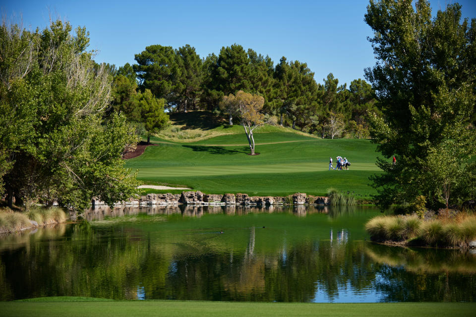 Ian Poulter camina por la calle del tercer hoyo con Harry Higgs y Billy Horchel durante la tercera ronda de la Copa CJ en el campo de golf Shadow Creek.