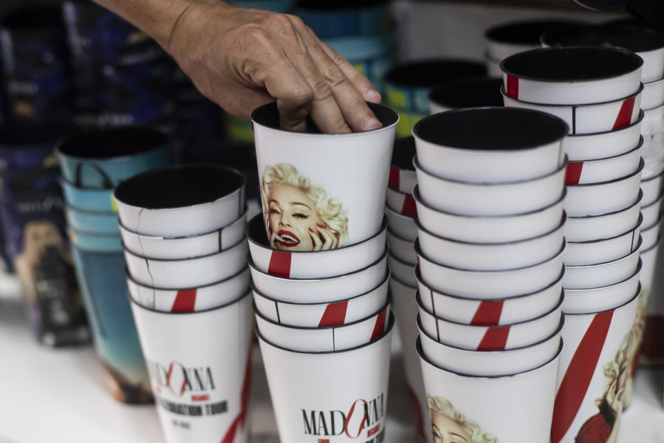 Un fan mira vasos de Madonna a la venta en una tienda de Río de Janeiro, Brasil, el jueves 2 de mayo de 2024. Madonna se presentó en concierto en la playa de Copacabana el sábado. (Foto AP/Bruna Prado)