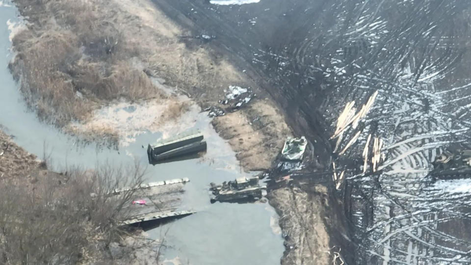 俄軍坦克在試圖通過伊爾平河的浮橋時被烏克蘭守軍奇襲。   圖: 翻攝自推特 Illia Ponomarenko(@IAPonomarenko)