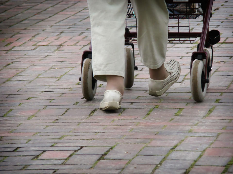 Eine Rentnerin mit Rollator hat in den USA eine Bank überfallen. (Bild: ddp Images)