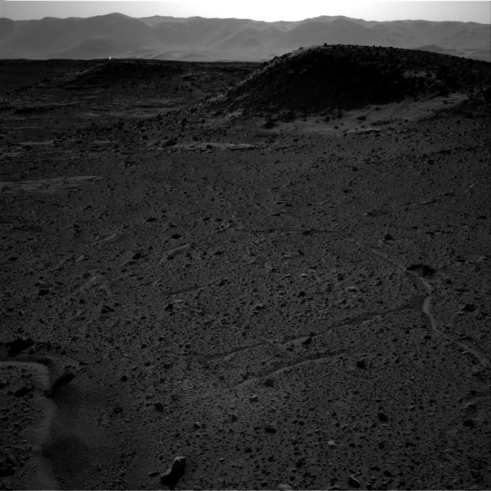 <p>Für Freunde von UFO-Theorien war dieses Foto ein gefundenes Fressen. 2014 sandte der Curiosity Rover ein Bild, das einen Lichtpunkt von einer unbekannten Quelle auf dem Mars zeigt. Dass es tatsächlich eine fliegende Untertasse war, die hier ein Lichtsignal gab, ist indes natürlich ausgeschlossen. Es handelte sich hierbei wohl um einen kosmischen Strahl, der aus hochenergetischen, im Universum herumschwirrenden Partikeln resultierte. (Bild: NASA/JPL) </p>