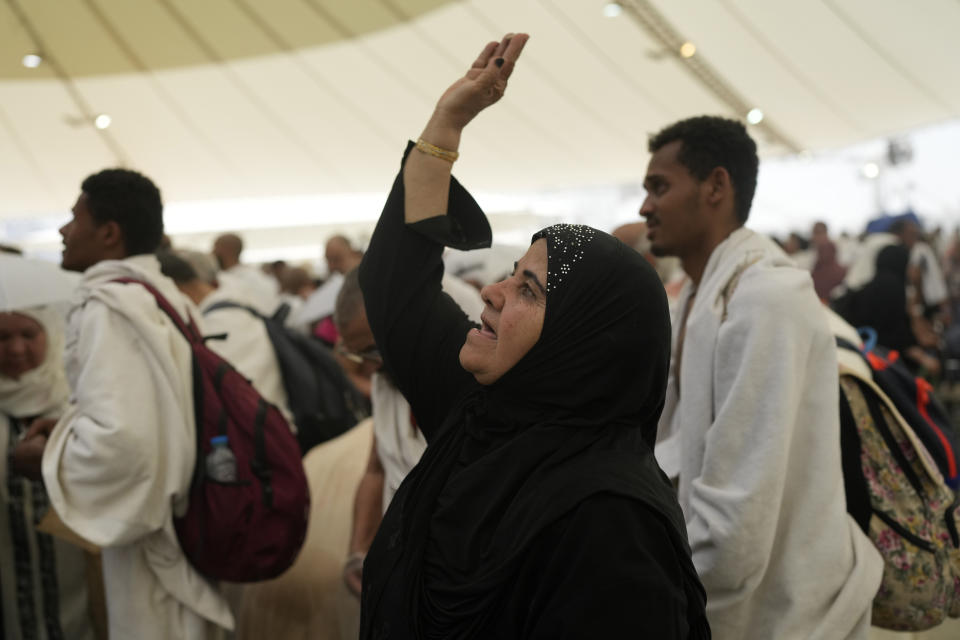 Peregrinos musulmanes arrojan piedras a unos pilares durante una ceremonia que simboliza la lapidación del diablo, el último rito del haj anual en Mina, Arabia Saudí, el domingo 16 de junio de 2024. Una multitud de peregrinos participó el domingo en el ritual en los últimos días del peregrinaje islámico del haj y el inicio de las celebraciones del Eid al-Adha para los musulmanes de todo el mundo(AP Photo/Rafiq Maqbool)