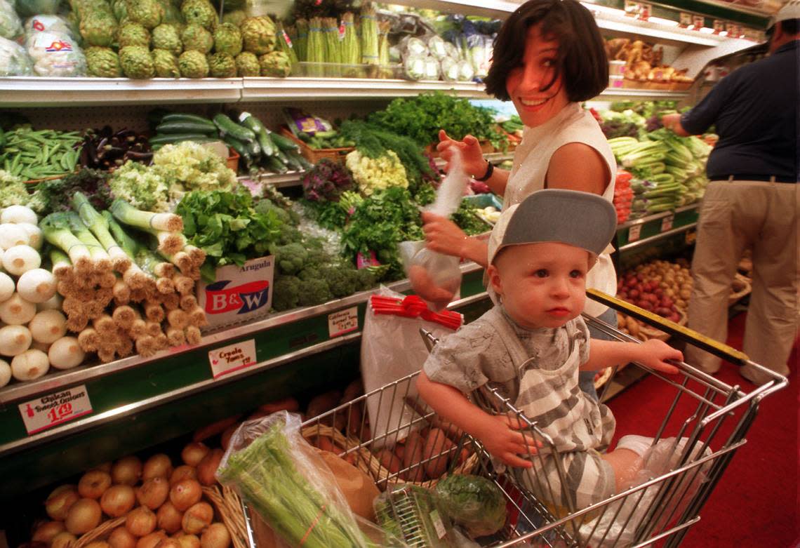Patrice Curran and 19-month-old son Dylan, of Miami Beach, shopping in Epicure in 1995. Marice Cohn Band/Miami Herald File / 1995