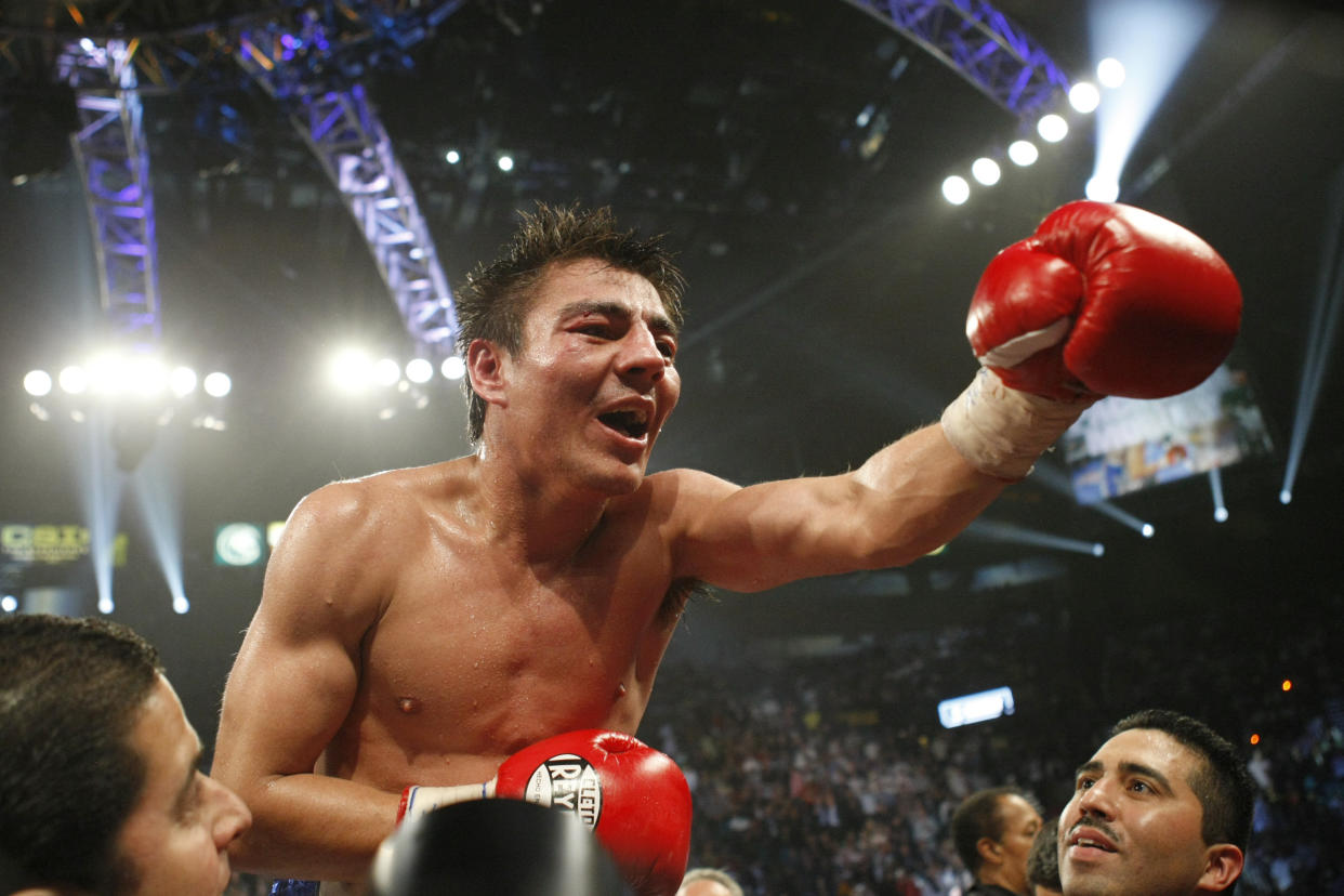 Travieso Arce celebrando su victoria contra Wilfredo Vázquez Jr. en Las Vegas. (REUTERS/Steve Marcus)