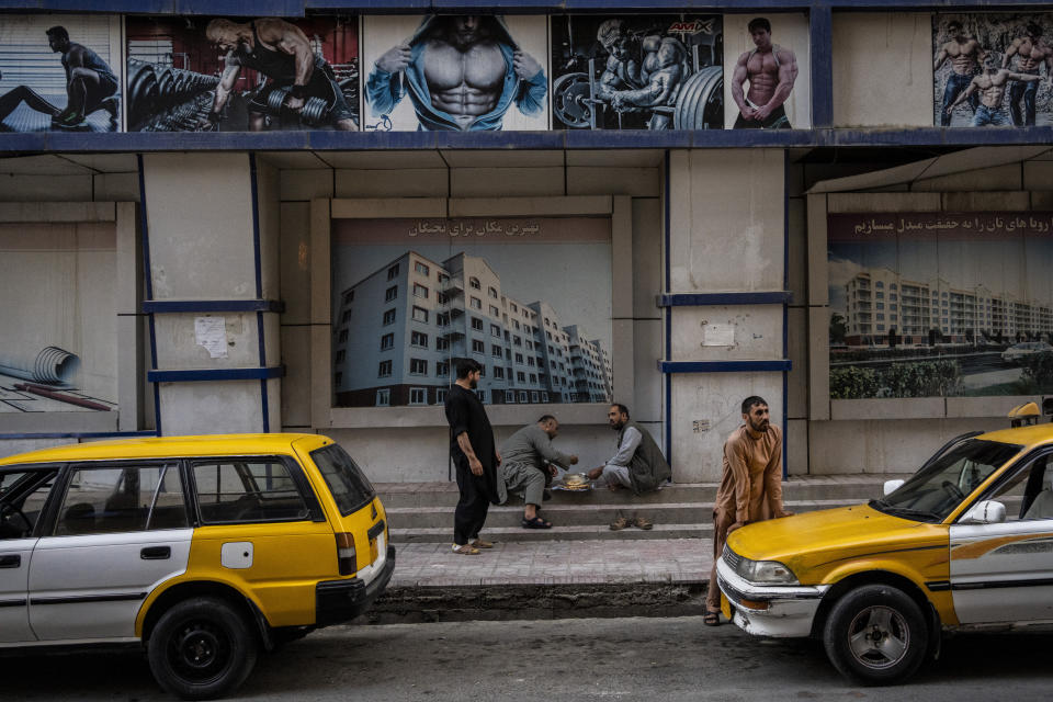 Afghans eat on the street in Kabul, Afghanistan, Saturday, Sept. 11, 2021. (AP Photo/Bernat Armangue)