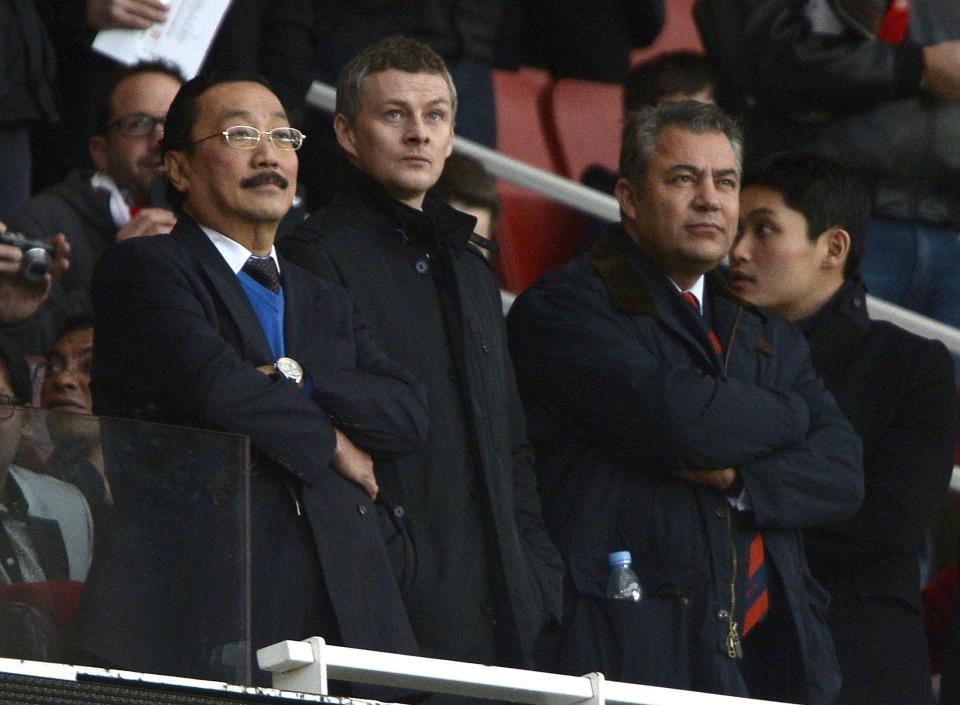 Cardiff City's owner Vincent Tan (L) and Ole Gunnar Solskjaer (C) are seen in the director's box before their English Premier League soccer match against Arsenal at the Emirates Stadium in London January 1, 2014. REUTERS/Dylan Martinez (BRITAIN - Tags: SPORT SOCCER) NO USE WITH UNAUTHORIZED AUDIO, VIDEO, DATA, FIXTURE LISTS, CLUB/LEAGUE LOGOS OR "LIVE" SERVICES. ONLINE IN-MATCH USE LIMITED TO 45 IMAGES, NO VIDEO EMULATION. NO USE IN BETTING, GAMES OR SINGLE CLUB/LEAGUE/PLAYER PUBLICATIONS. FOR EDITORIAL USE ONLY. NOT FOR SALE FOR MARKETING OR ADVERTISING CAMPAIGNS