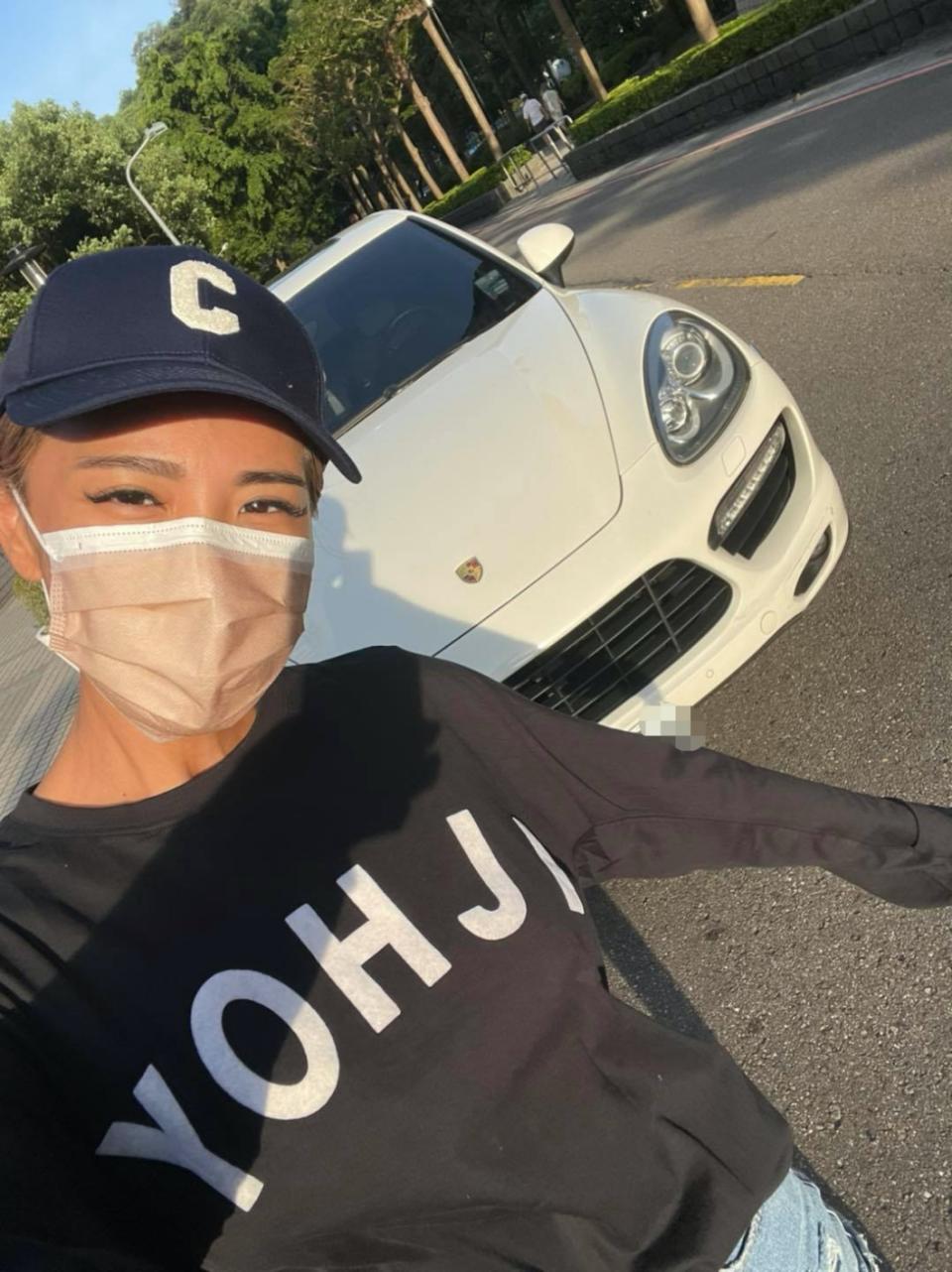 胡小禎先前駕駛的是上一代的Porsche Cayenne Turbo，這款車也是該車系當中的高階性能選項。(圖片來源/ 胡小禎FB)