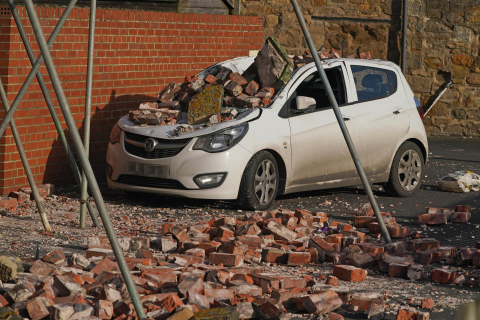 NUMERIO PLOKŠTELĖ PAKŠTELĖ PA PICTURE DESK Sietono šliuzo mieste, Nortamberlando valstijoje, po stipraus vėjo nuo audros Malik, sumuštas šiaurines JK dalis, automobilis buvo sutraiškytas nuo nukritusių plytų. Nuotraukos data: 30 m. sausio 2022 d., sekmadienis. (Nuotrauka Owen Humphreys / PA Images per Getty Images)