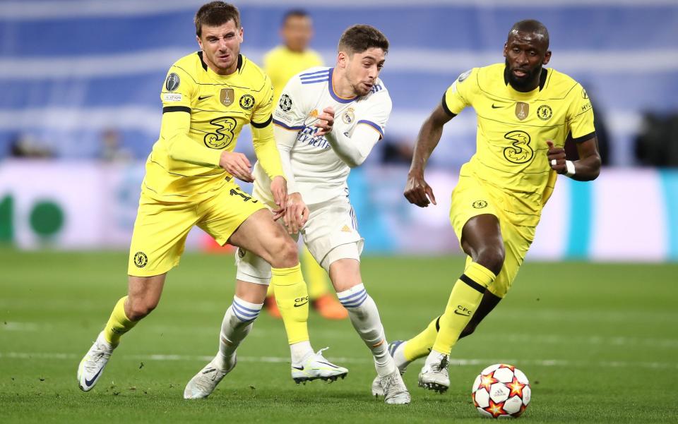 Federico Valverde of Real Madrid in action with Mason Mount of Chelsea during the UEFA Champions League Quarter Final Leg Two match between Real Madrid and Chelsea FC at Estadio Santiago Bernabeu on April 12, 2022 in Madrid, Spain - Chris Brunskill/Fantasista/Getty Images