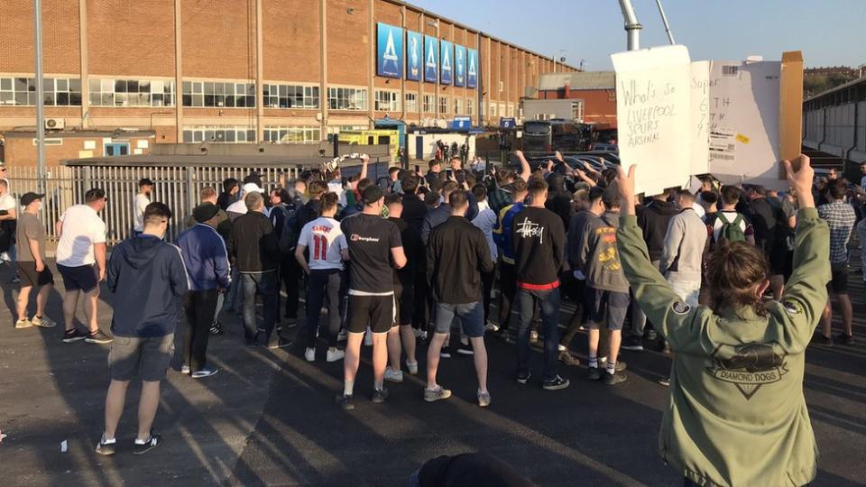 大約700名球迷聚集在英國埃蘭路球場外抗議，抗議者在開球前散開。