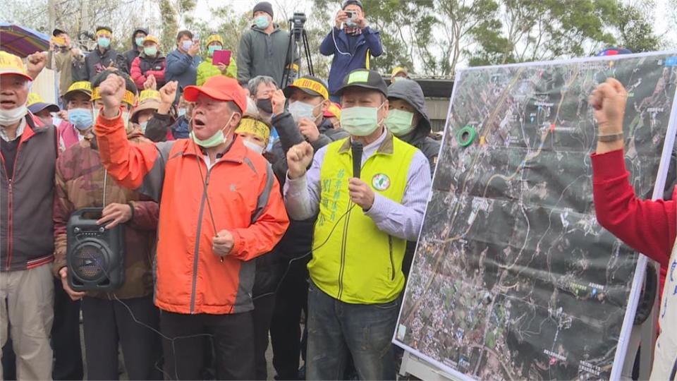 掩埋場試營運 民眾擋門口阻怪手再次進場