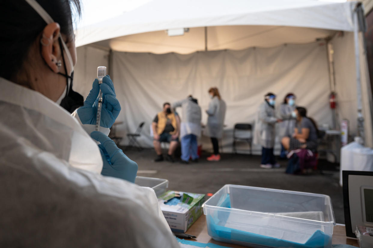 Un trabajador de la salud preparó una dosis de la vacuna Pfizer-BioNTech en un sitio de vacunación en San Francisco el lunes. (Mike Kai Chen/The New York Times)