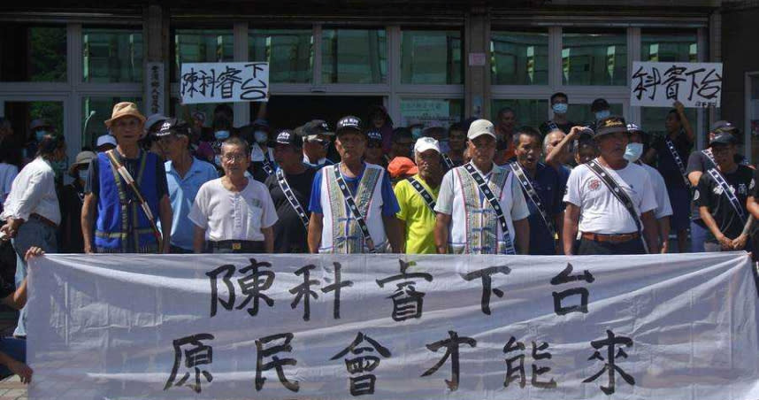 原住民族委員會日前公布花蓮縣豐濱鄉青年陳科睿擔任噶瑪蘭族群委員，當地族人反對並在本月2日高舉白布條抗議要求撤換；9日深夜陳突然在臉書發文，宣布辭去一職。（圖／中國時報羅亦晽攝）