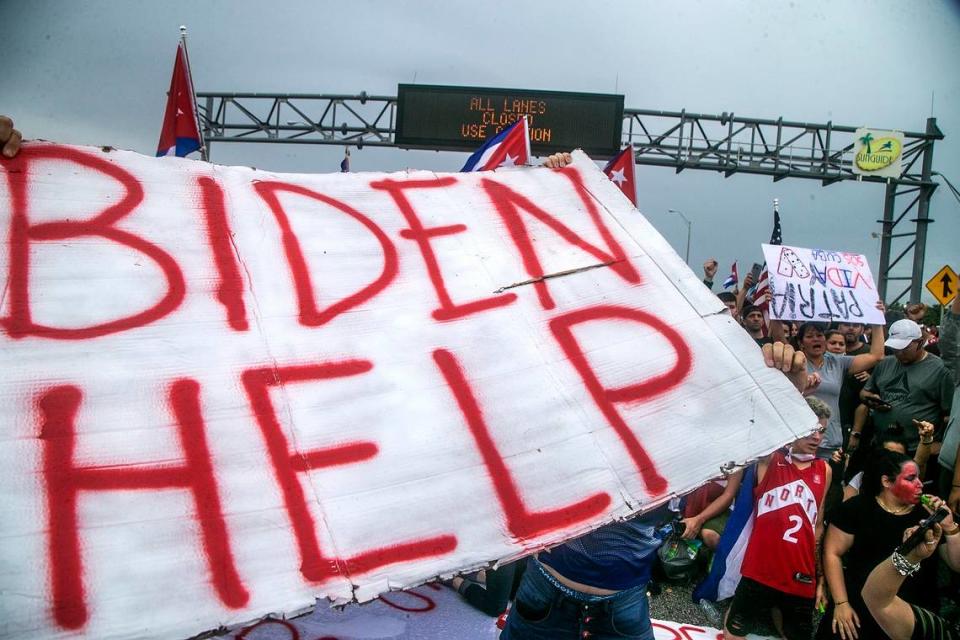 Exiliados cubanos pidieron ayuda al presidente Joe Biden mientras bloqueaban la autopista Palmetto Expressway a la altura de Coral Way en apoyo a los manifestantes en Cuba, mientras miles de cubanos salían a las calles en la isla para quejarse de la falta de libertad y el empeoramiento de la situación económica, el martes 13 de 2021.