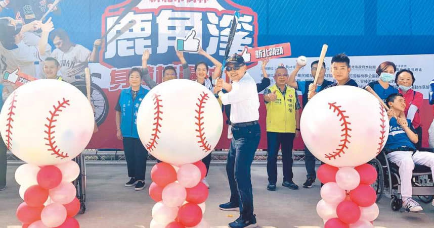 新北市在樹林鹿角溪公園打造全台首座「身障棒壘球場」，市長侯友宜22日揭牌啟用。（圖／許哲瑗攝）