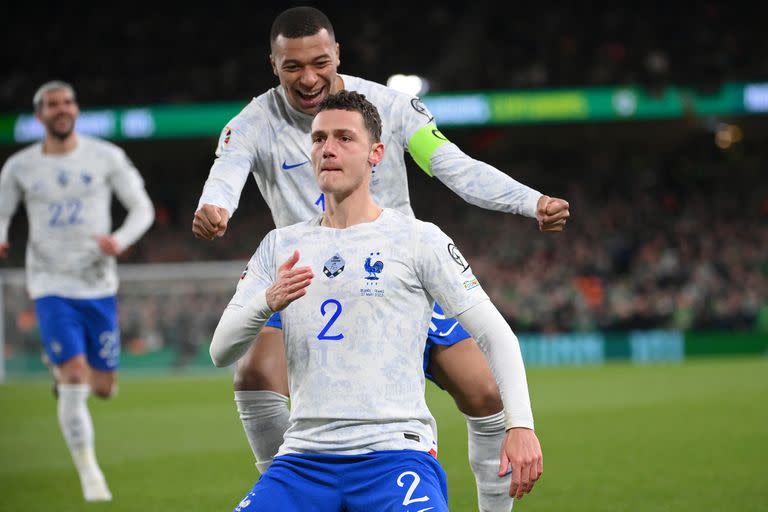 Pavard se golpea el pecho por su golazo, mientras Mbappé se acerca para abrazarlo