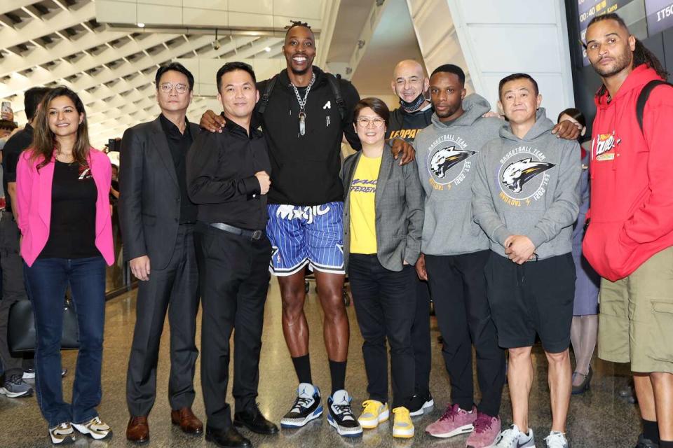 桃園永豐雲豹職業籃球隊大陣仗來迎接Dwight Howard。官方提供