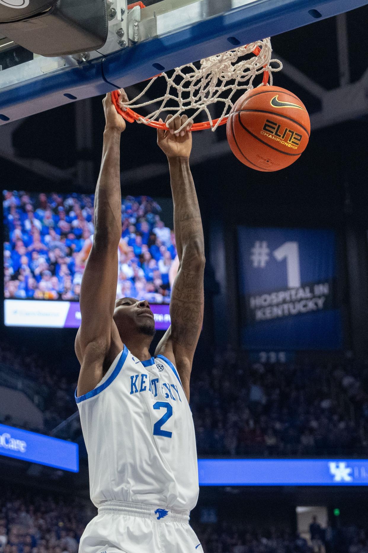 Kentucky forward Aaron Bradshaw (2) dunks the ball during the game against Arkansas March 2 at Rupp Arena.