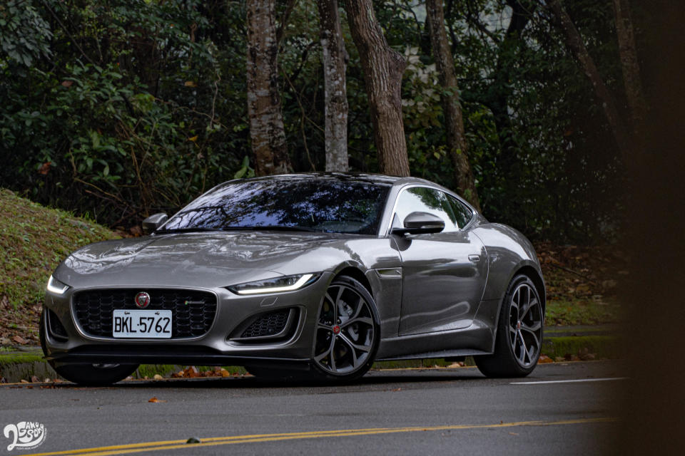 試駕車款為 Jaguar 小改款 F-Type P300 R-Dynamic，售價新台幣 366 萬元起。