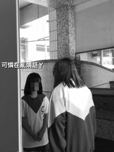 <strong>施暴的高壯女學生，因為同學討論她輟學原因，跑到廁所去堵人。（圖／翻攝黑色豪門企業）</strong>