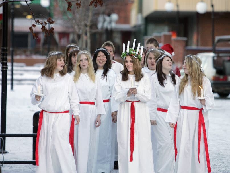 Ein als Heilige Lucia gekleidetes Mädchen und ihre Mägde laufen durch die Straßen der Kleinstadt Aange (Ånge), 400 km nördlich von Stockholm