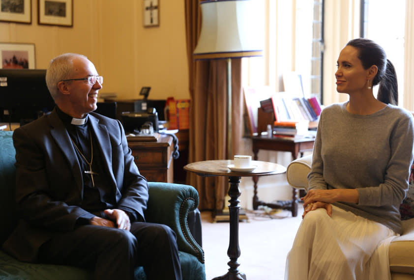 Ausgerechnet vor ihrem Besuch beim Erzbischof Justin Welby vergaß Angelina Jolie, ein wichtiges Kleidungsstück anzuziehen: ihren BH. Beim Treffen in London zeigte die Schauspielerin Nippel – und sorgte damit für jede Menge Aufsehen und Negativ-Schlagzeilen. (Bild-Copyright: Twitter/JustinWelby)