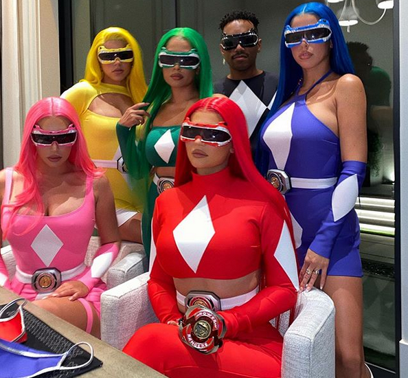 Transformation ! Pour cette fête de Halloween, Kylie Jenner et ses copines ont opté pour des déguisements de Power Rangers. Comme vous pouvez le voir, Kylie Jenner est en rouge. Et vous, quel était votre Power Ranger préféré ?