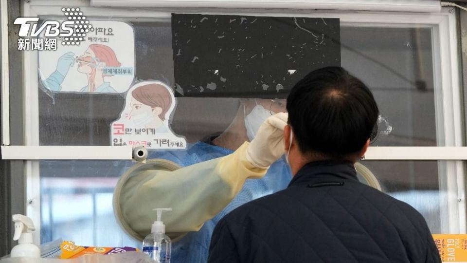 南韓實施「與病毒共存後」確診數和重症患者連創新高。（圖／達志影像美聯社）