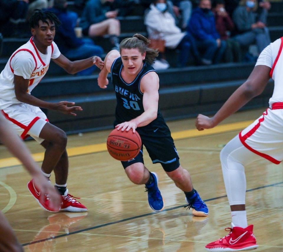 Darin Cole de Buena divise la défense du Paraclet lors des Bulldogs  61-54 victoire au tournoi Ventura Kiwanis lundi.