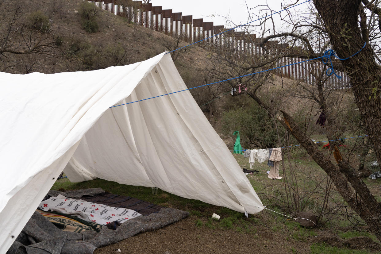 Una tienda de campaña en un campamento improvisado para inmigrantes cerca de Sasabe, Arizona, el 27 de febrero de 2024. (Rebecca Noble/The New York Times)
