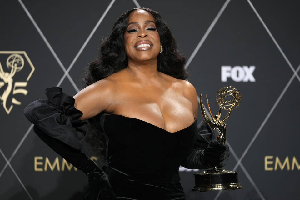 Niecy Nash-Betts ganadora del premio a mejor actriz de reparto en una serie limitada, antología o película para la televisión por "Dahmer – Monster: The Jeffrey Dahmer Story" posa en la sala de prensa de la 75a edición de los Premios Emmy el lunes 15 de enero de 2024 en el Teatro Peacock de Los Ángeles. (Foto AP/Ashley Landis)