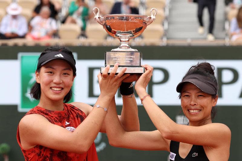 謝淑薇（右）與中國搭檔王欣瑜奪下法網女雙冠軍。（翻攝謝淑薇臉書）