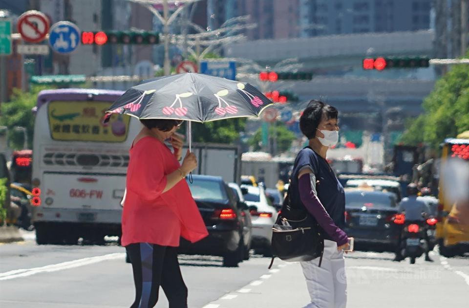 中央氣象局天氣預報指出，台灣明天(3日)各地炎熱，高溫33至35度。(中央社檔案照片)