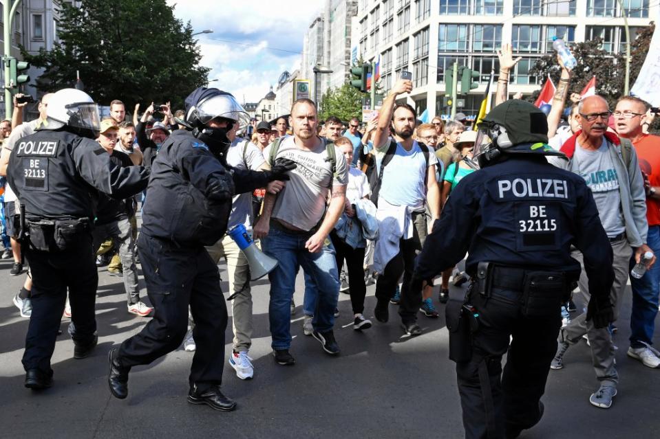 29.08.2020, Berlin: Teilnehmer einer Demonstration gegen die Corona-Maßnahmen durchbrechen eine Polizeikette an der Ecke Friedrichstraße/Reinhardtstraße. Foto: Bernd Von Jutrczenka/dpa +++ dpa-Bildfunk +++<span class="copyright">Bernd von Jutrczenka / dpa</span>