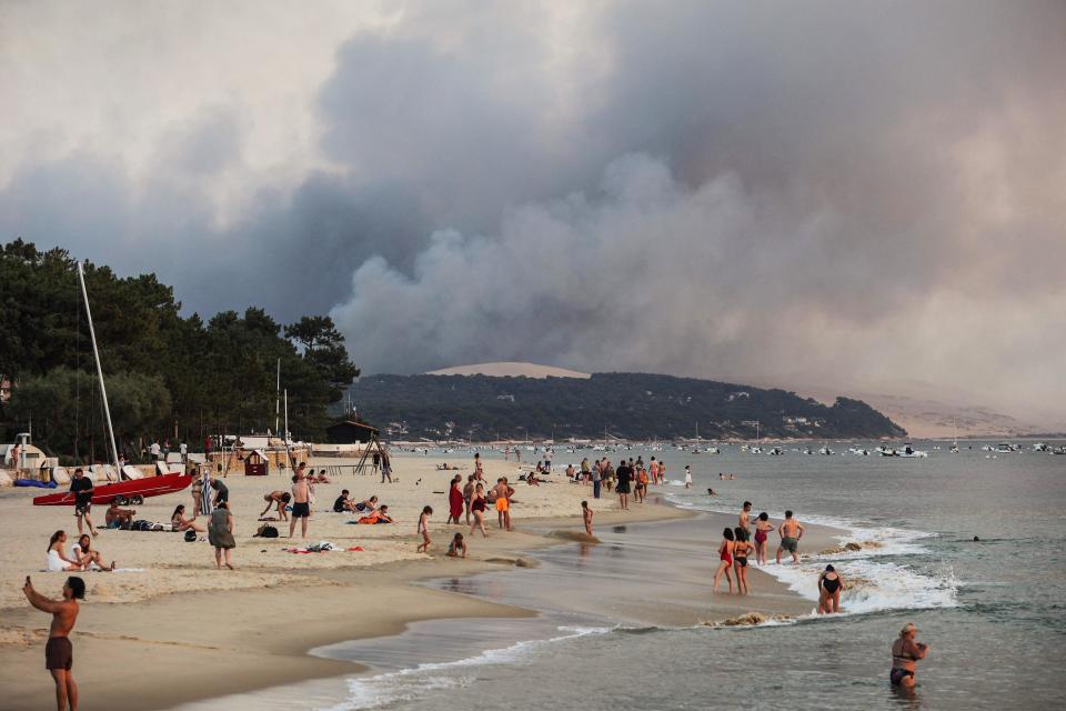 Image: TOPSHOT-FRANCE-WILDFIRES-TOURISM-HEAT (Thibaud Moritz / AFP - Getty Images)