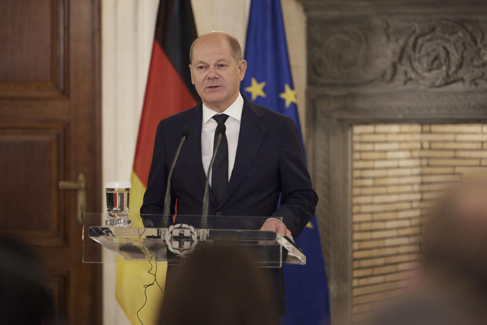 <p>El canciller de Alemania, Olaf Scholz, es el jefe de gobierno europeo que más gana en términos absolutos, 30.190 euros al mes, y también de los que más en términos relativos. Su salario es 10,1 veces el sueldo medio de Alemania. (Foto: Greek Prime Ministry Press Office / Handout / Anadolu Agency / Getty Images).</p> 