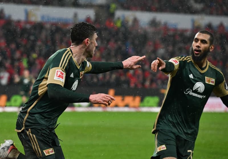 Union Berlin's Robin Gosens (L) celebrates scoring his side's first goal with teammate Aissa Laidouni during the German Bundesliga soccer match between 1. FSV Mainz 05 and 1. FC Union Berlin at the Mewa Arena. Arne Dedert/dpa