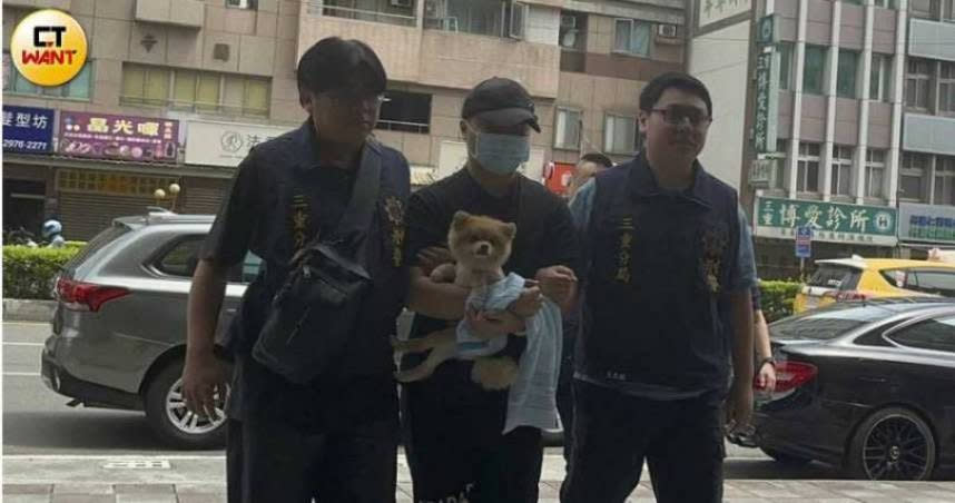 張姓男子逃亡、落網都不忘帶愛犬。（圖／陳柔瑜攝）