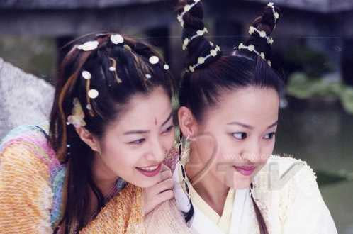 何嘉文（右）與徐懷鈺曾是一起拍戲的好姊妹，如今形同陌路。（圖／截自台視網站）