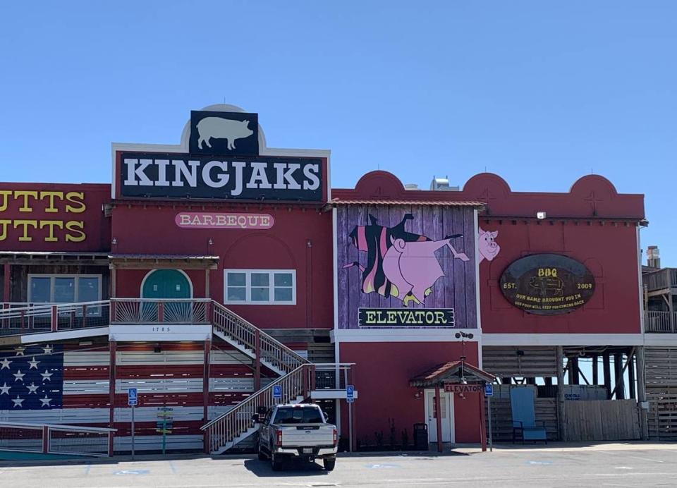Kingjaks is a new barbecue and seafood restaurant on Restaurant Row in Biloxi, with views of the beach and the water for those who want to dine outside in the breeze or inside in the air conditioning. Mary Perez/meperez@sunherald.com