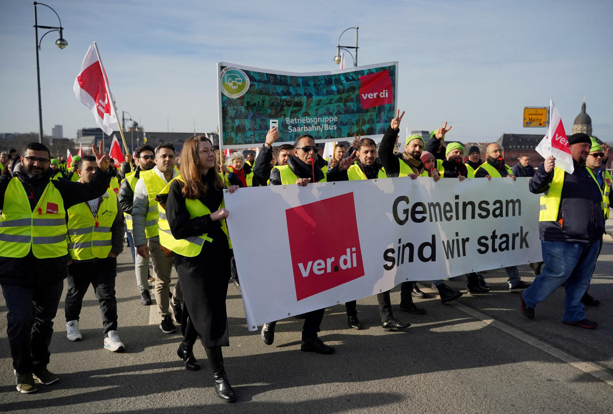 Streikende von der Gewerkschaft Verdi Anfang Februar in Mainz (Bild: REUTERS/Timm Reichert)